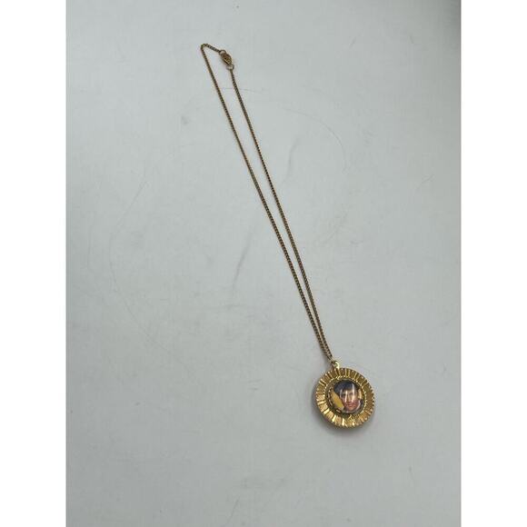 Vintage 1977 Elvis Presley Spinning Photo Goldtone Necklace Pendant
King Of Rock - Picture 10 of 13